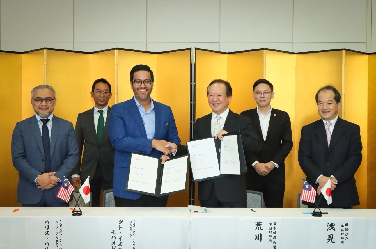 (From Left to Right) En Haris Hardi Zakaria, Chief Investment Officer (IIB), En Anwar Udzir, Deputy Chief of Mission Malaysia to Japan, Dato' Idzham Mohd Hashim, President/ Chief Executive Officer (IIB), Mr Daisuke Arakawa, Managing Director of Nikkei Inc, YB Tuan Lee Ting Han, Chairman of Johor Investment, Trade, Consumer Affairs and Human Resources Committee, Mr Naoki Asami, Senior Managing Director of Nikkei Publications